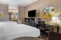 Best Western Plus Park Place Inn - Mini Suites客房内的一张或多张床位