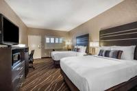 Best Western Plus Park Place Inn - Mini Suites客房内的一张或多张床位
