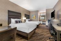 Best Western Plus Park Place Inn - Mini Suites客房内的一张或多张床位