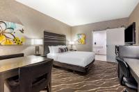 Best Western Plus Park Place Inn - Mini Suites客房内的一张或多张床位