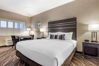 Best Western Plus Park Place Inn - Mini Suites客房内的一张或多张床位