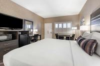 Best Western Plus Park Place Inn - Mini Suites客房内的一张或多张床位