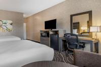 Best Western Plus Park Place Inn - Mini Suites的电视和&#47;或娱乐中心