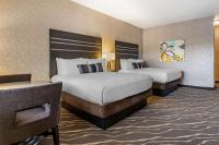 Best Western Plus Park Place Inn - Mini Suites客房内的一张或多张床位