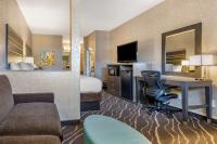 Best Western Plus Park Place Inn - Mini Suites的电视和&#47;或娱乐中心