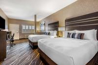 Best Western Plus Park Place Inn - Mini Suites客房内的一张或多张床位