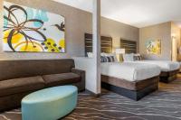 安纳海姆Best Western Plus Park Place Inn - Mini Suites的配有床和沙发的酒店房间
