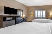 Best Western Plus Park Place Inn - Mini Suites客房内的一张或多张床位