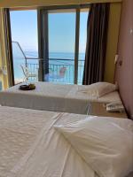 Riviera Hotel客房内的一张或多张床位