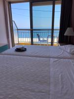 Riviera Hotel客房内的一张或多张床位