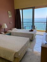 Riviera Hotel客房内的一张或多张床位