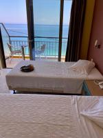 Riviera Hotel客房内的一张或多张床位