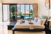 Ocean View Tulamben Dive &amp; Resort客房内的一张或多张床位