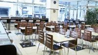 Toyoko Inn Shin-osaka Higashi-mikuni Ekimae餐厅或其他用餐的地方