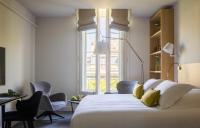 Villas Foch Boutique Hotel & Spa Bordeaux客房内的一张或多张床位