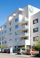 艾克斯莱班Les Loges du Park的前面停着汽车的建筑物