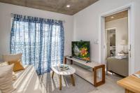 A estrenar! Apartamento con pileta zona aeropuerto WIFI 200MG的电视和/或娱乐中心