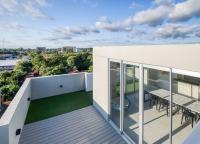 A estrenar! Apartamento con pileta zona aeropuerto WIFI 200MG的阳台或露台