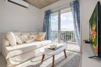 A estrenar! Apartamento con pileta zona aeropuerto WIFI 200MG的电视和/或娱乐中心