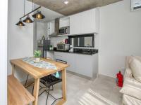 A estrenar! Apartamento con pileta zona aeropuerto WIFI 200MG的厨房或小厨房