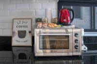 A estrenar! Apartamento con pileta zona aeropuerto WIFI 200MG的厨房或小厨房
