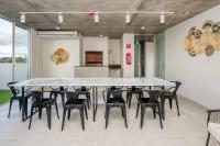 A estrenar! Apartamento con pileta zona aeropuerto WIFI 200MG的厨房或小厨房