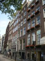 阿姆斯特丹Hotel Hoksbergen的城市街道上的一座大型砖砌建筑