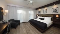 S Hotel Kingston客房内的一张或多张床位