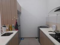 Pacific Place Ara Damansara LRT Pool Parking Netflix Kitchen By Kenangan Homes的厨房或小厨房