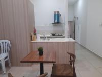 Pacific Place Ara Damansara LRT Pool Parking Netflix Kitchen By Kenangan Homes的厨房或小厨房