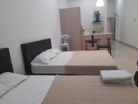 Pacific Place Ara Damansara LRT Pool Parking Netflix Kitchen By Kenangan Homes客房内的一张或多张床位