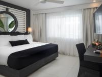S Hotel Montego Bay - Luxury Boutique All-Inclusive Hotel客房内的一张或多张床位