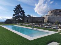 Relais Forte Benedek Wine & SPA - Adults Only内部或周边的泳池