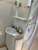 Leone apartments with free parking的一间浴室