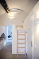 伊亚Central Hostel Oia的带双层床和梯子的客房