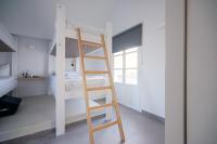 伊亚Central Hostel Oia的配有梯子的小客房内的双层床