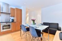 伦敦Royal London Apartments的配有桌椅的厨房和餐厅