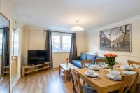 伦敦Royal London Apartments的客厅里有一张桌子和一张蓝色沙发