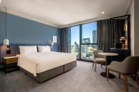 voco Melbourne Central客房内的一张或多张床位