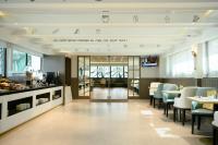 Centre Point Plus Hotel Pratunam的电视和/或娱乐中心