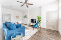Spacious 2BR King Bed Suites Close to Downtown and Airport的电视和/或娱乐中心