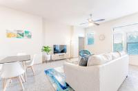 Spacious 2BR King Bed Suites Close to Downtown and Airport的电视和/或娱乐中心