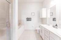 Spacious 2BR King Bed Suites Close to Downtown and Airport的一间浴室