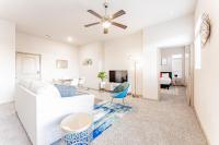 Spacious 2BR King Bed Suites Close to Downtown and Airport的电视和/或娱乐中心