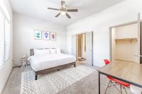 Spacious 2BR King Bed Suites Close to Downtown and Airport客房内的一张或多张床位