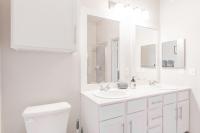 Spacious 2BR King Bed Suites Close to Downtown and Airport的一间浴室