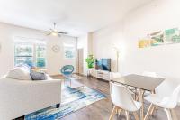Spacious 2BR King Bed Suites Close to Downtown and Airport的电视和/或娱乐中心