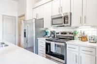 Spacious 2BR King Bed Suites Close to Downtown and Airport的厨房或小厨房