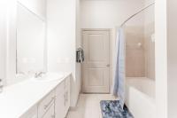 Spacious 2BR King Bed Suites Close to Downtown and Airport的一间浴室