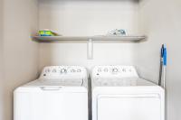 Spacious 2BR King Bed Suites Close to Downtown and Airport客房内的一张或多张床位